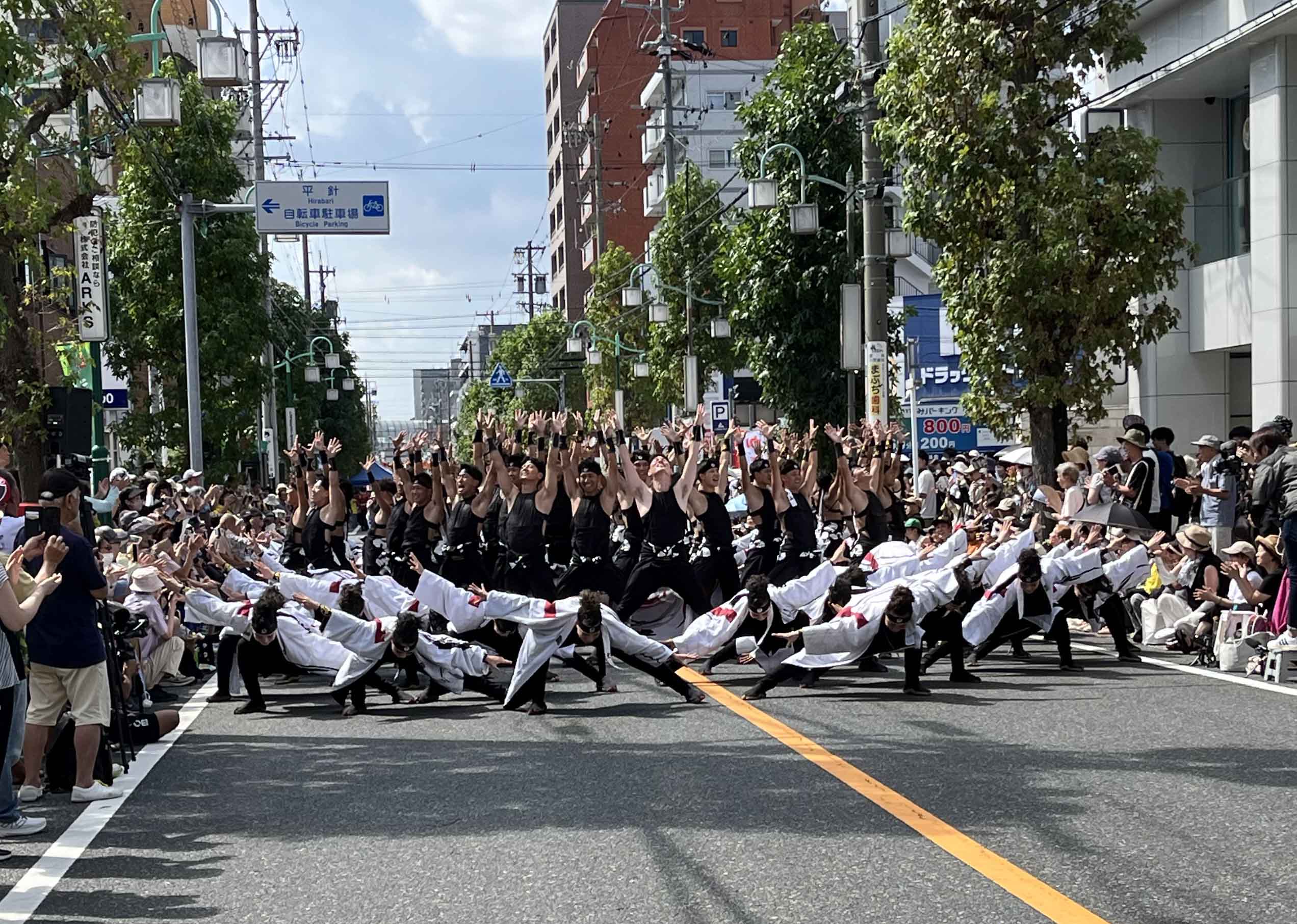 バリバリ平針パレード会場のチーム演舞